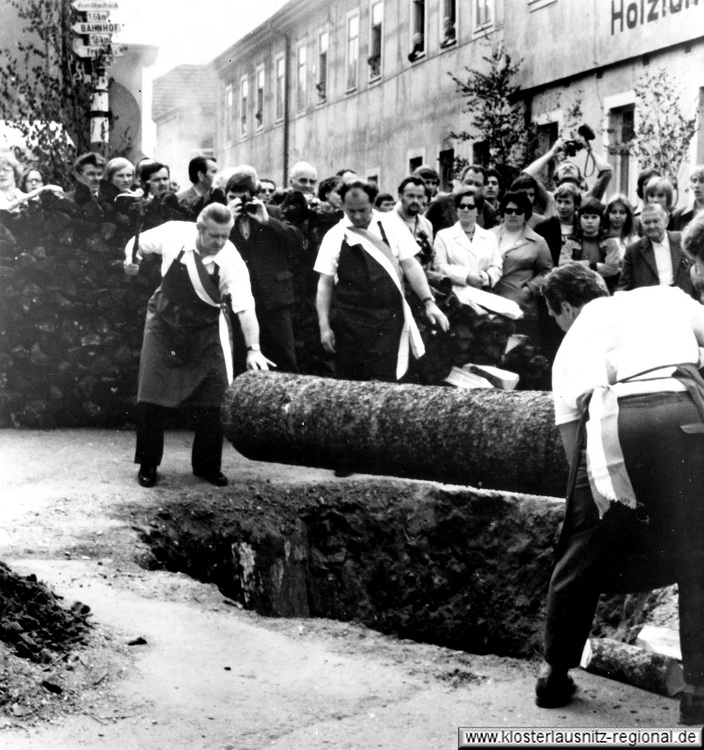 Um 1977 Maibaumsetzen, die Zuschauer stehen noch mit am Loch.