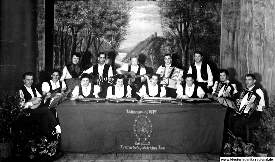 1955 Volksmusikgruppe des Staatlichen Forstwirtschaftsbetriebes Jena. Hinten zweiter von rechts Lothar Geyer. 