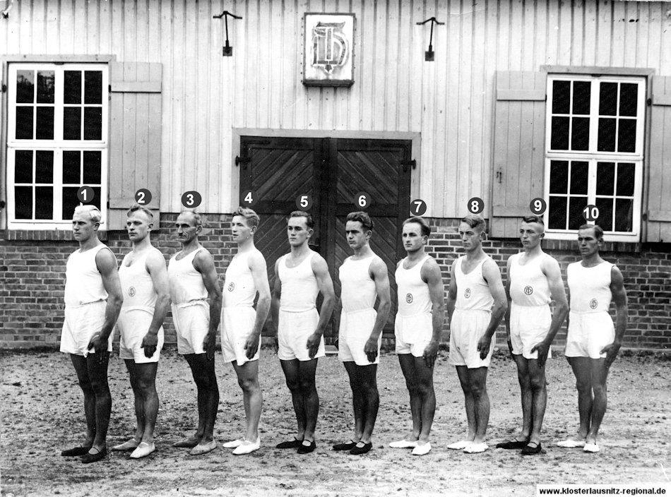 1928 Riege des Turnerbundes vor der ehemaligen Turnhalle am Sportplatz