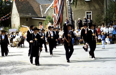 Darstellung des Zimmermannsumzuges zum Festumzug „850 Jahre Klosterlausnitz“ von 1987.