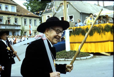 Darstellung des Zimmermannsumzuges zum Festumzug „850 Jahre Klosterlausnitz“ von 1987.