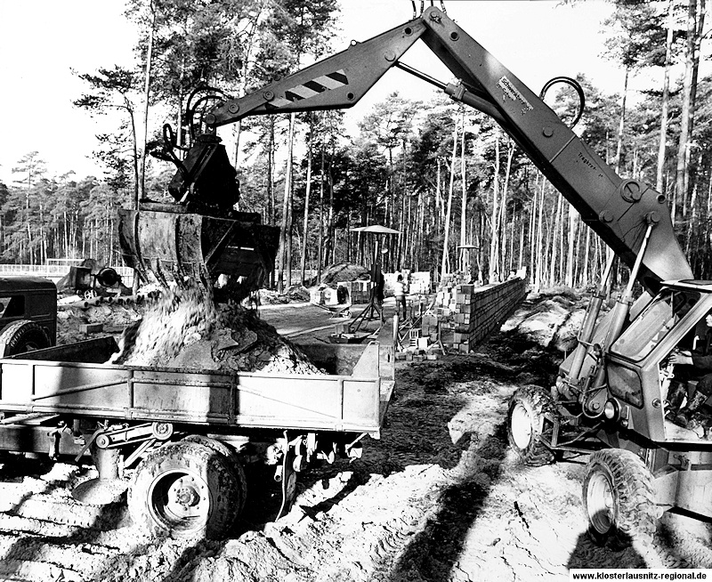 Beginn der Baumaßnahmen zum Bau der Mehrzweckhalle mit Sportlerheim im April 1974