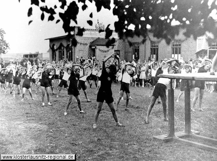 Schauturnen des Turnvereins "Freie Turnerschaft" Klosterlausnitz um 1910.