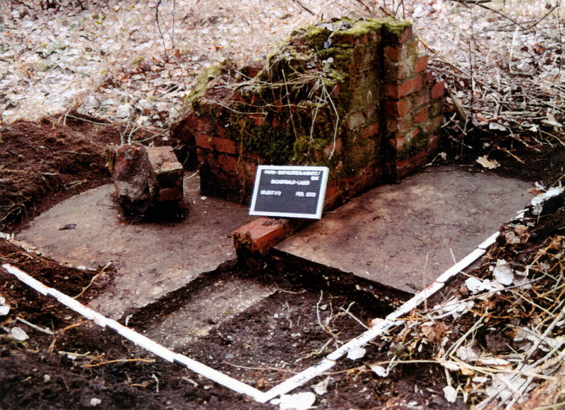 Von Sandy Jahn und Marie Petermann 2002 dokumentierte Reste des Häftlingslagers.