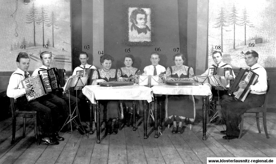 Die Volksmusikgruppe 1953 zur Ehrung von Franz Schubert (¬31.01.1797 V 19.11.1828), zu dessen 125 Todestag.