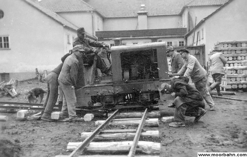 Die Lokomotive wurde von der Laderampe auf einer Drehscheibe gedreht und in die Moorbahnspur gebracht.