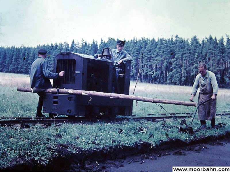 Ende der 1950er Jahre, die Lok der Moorbahn wurde als "Zugpferd" für einen Pflug eingesetzt. Damit wurde die obere Grasschicht vom Moor gelöst.