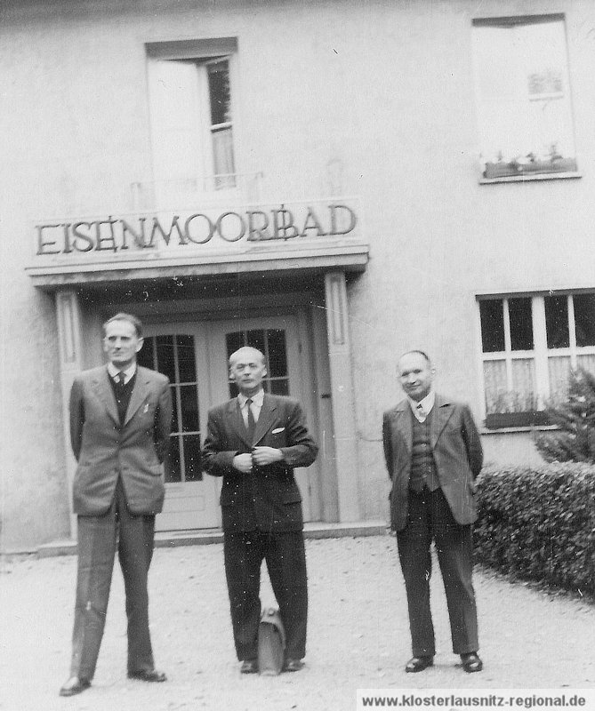 Erfahrungsaustausch 1960 im Eisenmoorbad Bad-Liebenwerda, von links: Moorkoch Fritz Leonhard, Dr.Eschler und Maschinenmeister ? Tschapke 