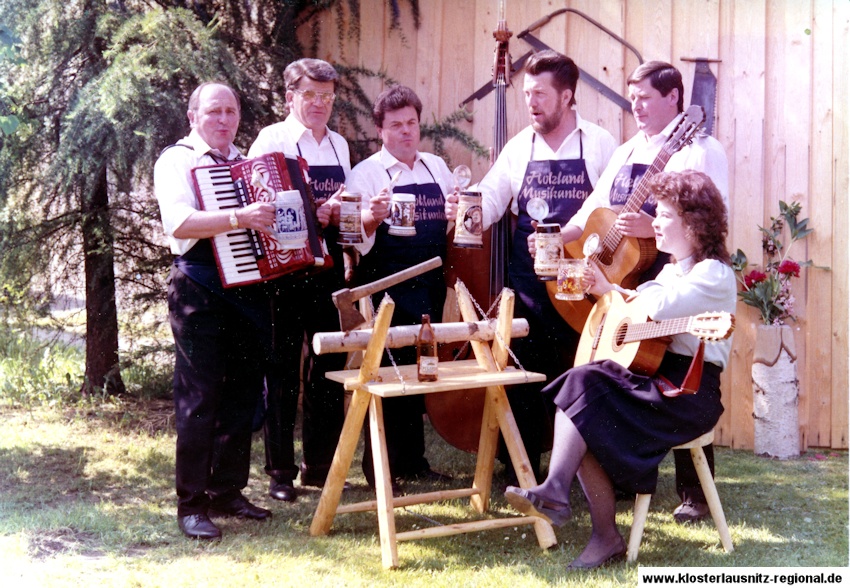 Die Gründungsmitglieder der „Holzland Musikanten“ 1987. Von links: Lothar Geyer; Erhard Walter; Karl-Heinz Geyer; Engelbert Bernhard; Gerd Nowotnik und Britt Heinicke.