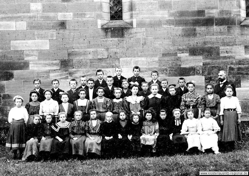 Klassenfoto aus dem Jahr 1908 mit Lehrer Edmund Büchel