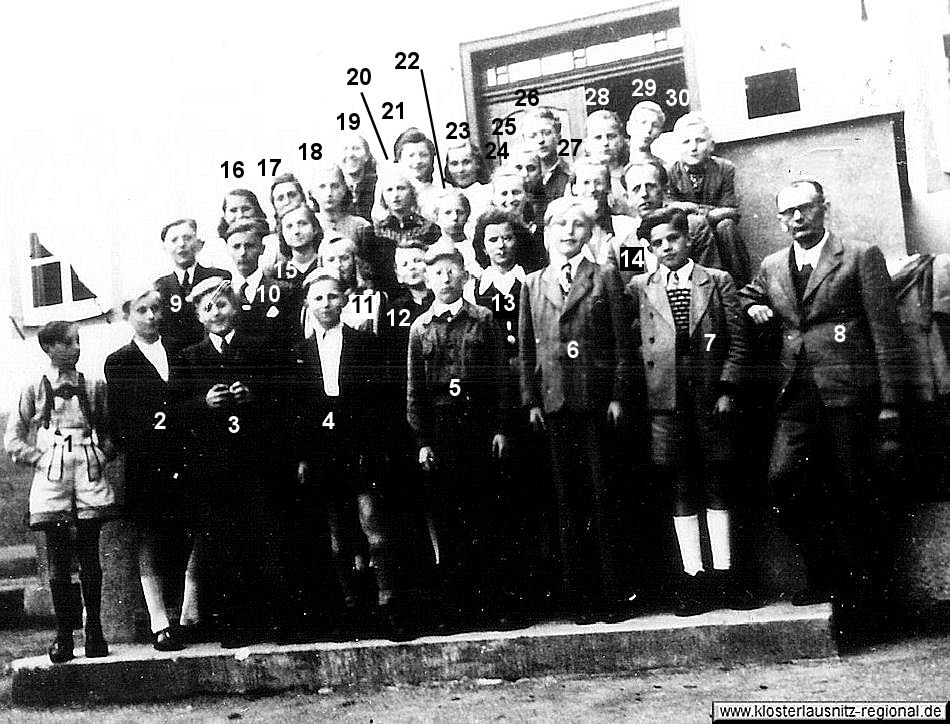 Klassenjahrgang 1942 - 1950 - aufgenommen bei einer Klassenfahrt in Stadtroda