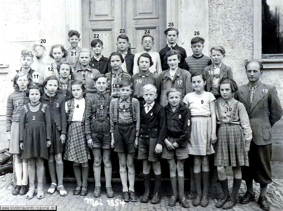 Klassenfoto vom Mai 1954 mit dem Lehrer Schmidt 