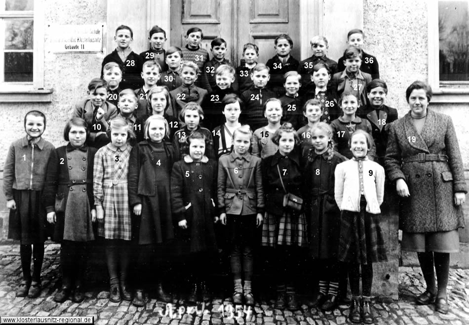 Klassenfoto vom April 1954 mit dem Lehrerin Gertrud Schlenstedt geb. Meier