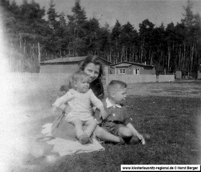 Fotos der Familie Joachim Berger (Nr. 5) aus den Jahren 1945 bis 1955. Gut zu erkennen sind die Baracken.