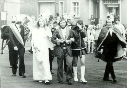 Prinzenpaar 1973 mit Gefolge auf dem Marktplatz. Voran schreitet Zeremonienmeister Erhard Walter.
