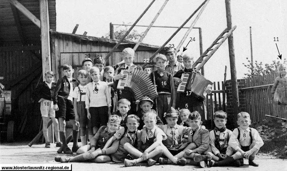 1949 bis 1950 Kindermeeboomsetzen in Laosens - auf dem Garagenhof von Kaisers "Feinen"